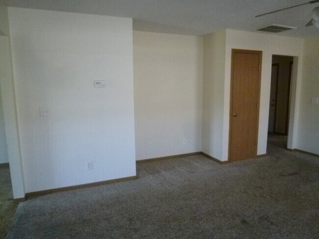 Building Photo - 3 BR Home with 2 Car Attached Garage