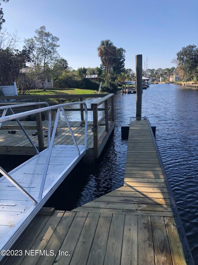 Foto del edificio - 14615 Lagoon Dr