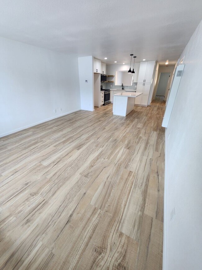 Building Photo - Newly Updated 2 Bed, 1 Bath