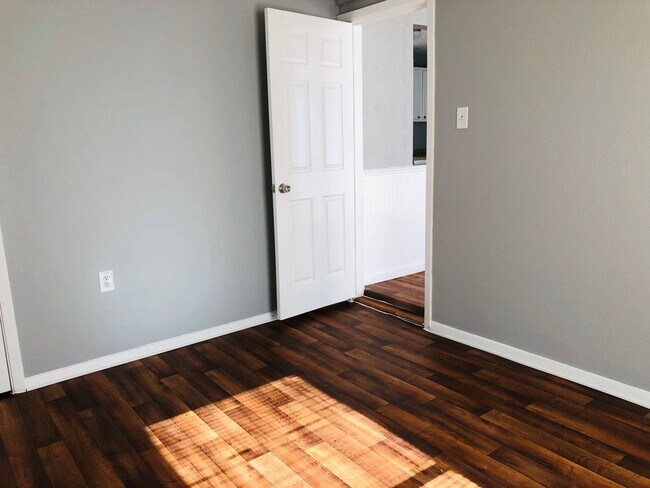 Building Photo - Ready To Move In
