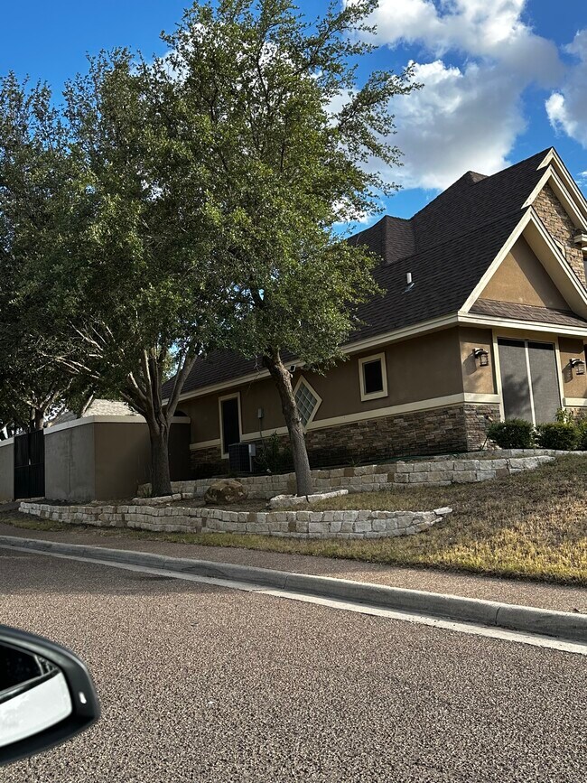 Building Photo - 431 Puig Dr
