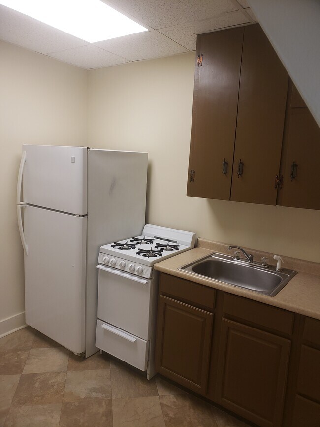Kitchen - 747 W 4th St