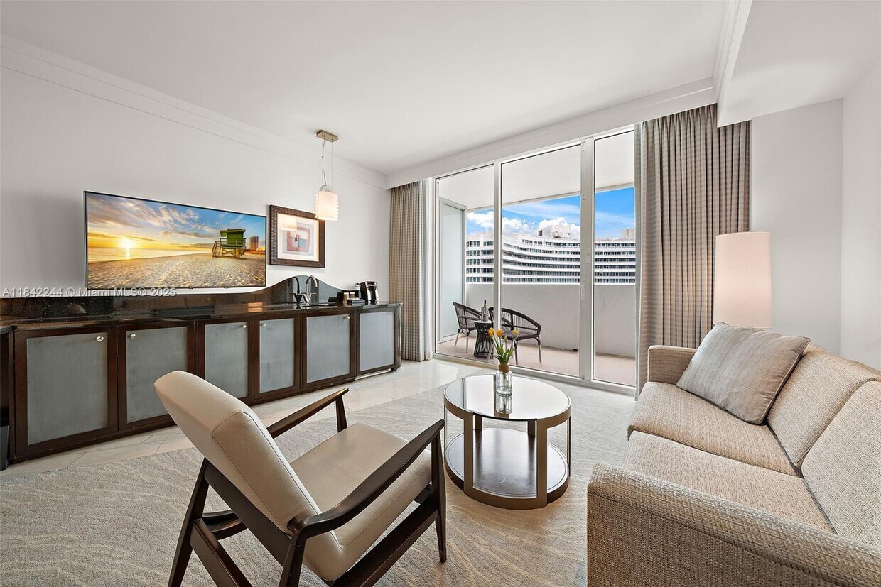 Primary Photo - 4391 Collins Ave
