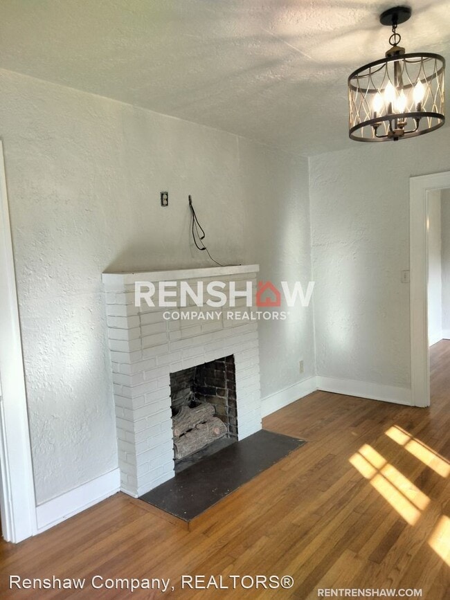 Building Photo - 3 br, 2 bath House - 186 E Poplar Ave