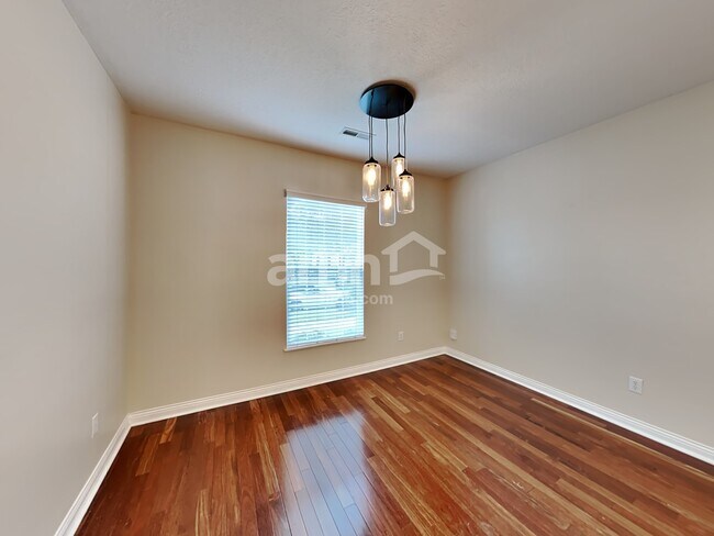 Foto del edificio - 7181 Normanton Dr