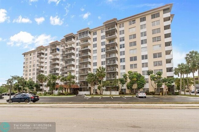 Building Photo - 4164 Inverrary Dr