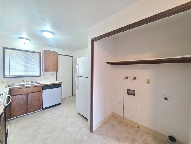 Interior Photo - 2410-2414 E Queen Ave