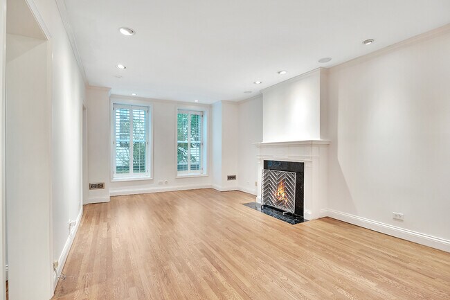 Living Room/ Dining Combo - Facing E - 1228 N Dearborn St