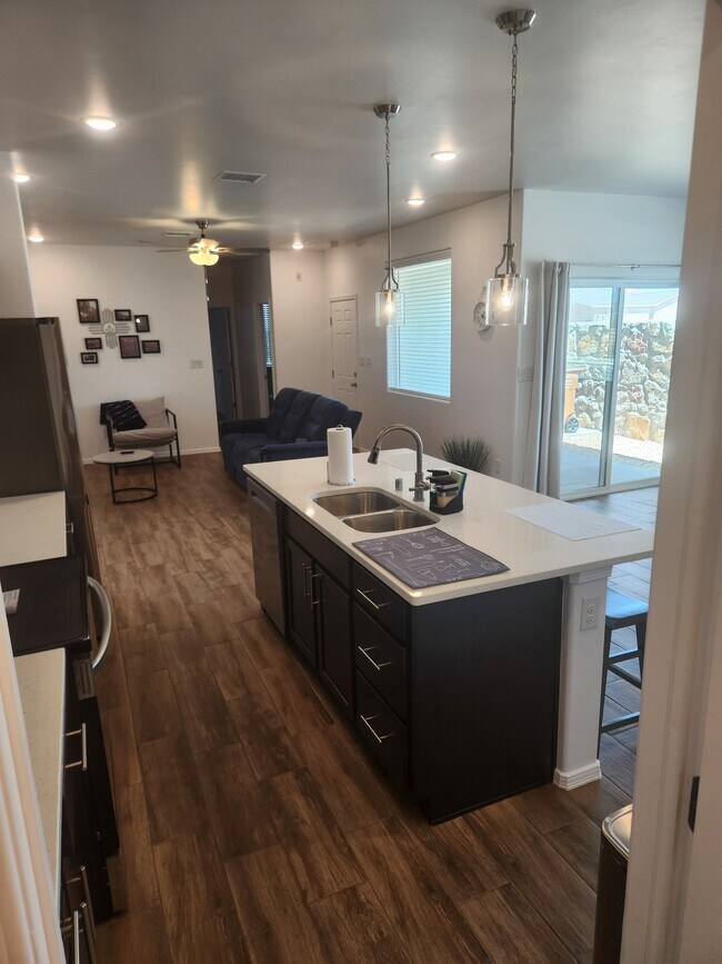 Foto del edificio - 3098 Gladstone St