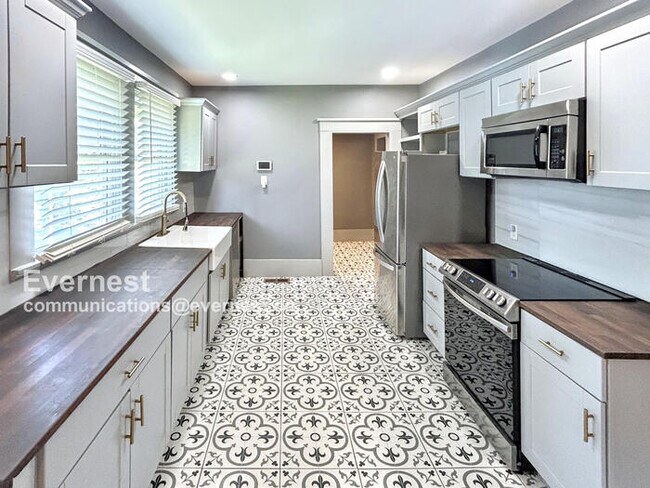 Foto del edificio - Spacious and Updated 4 Bedroom Home in Birmingham