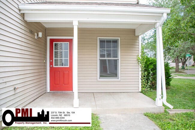 Foto del edificio - 3 Bedroom and 1.5 bathroom Duplex for Rent