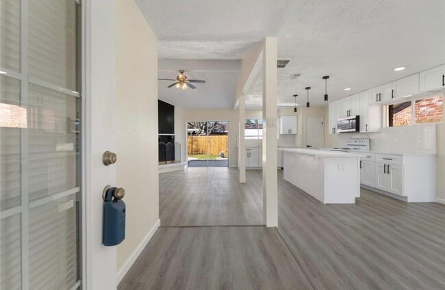 Building Photo - 12411 Drifting Winds Dr