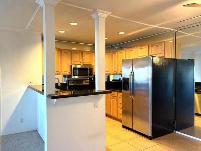 Building Photo - Updated Single-Level Condo in Mission Ridg...