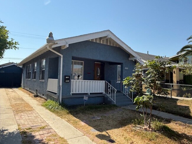 Foto del edificio - 3 bedroom 2 bath house in Long Beach