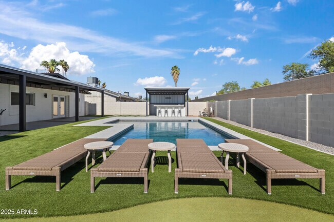 Foto del edificio - 2166 E Greenway Dr