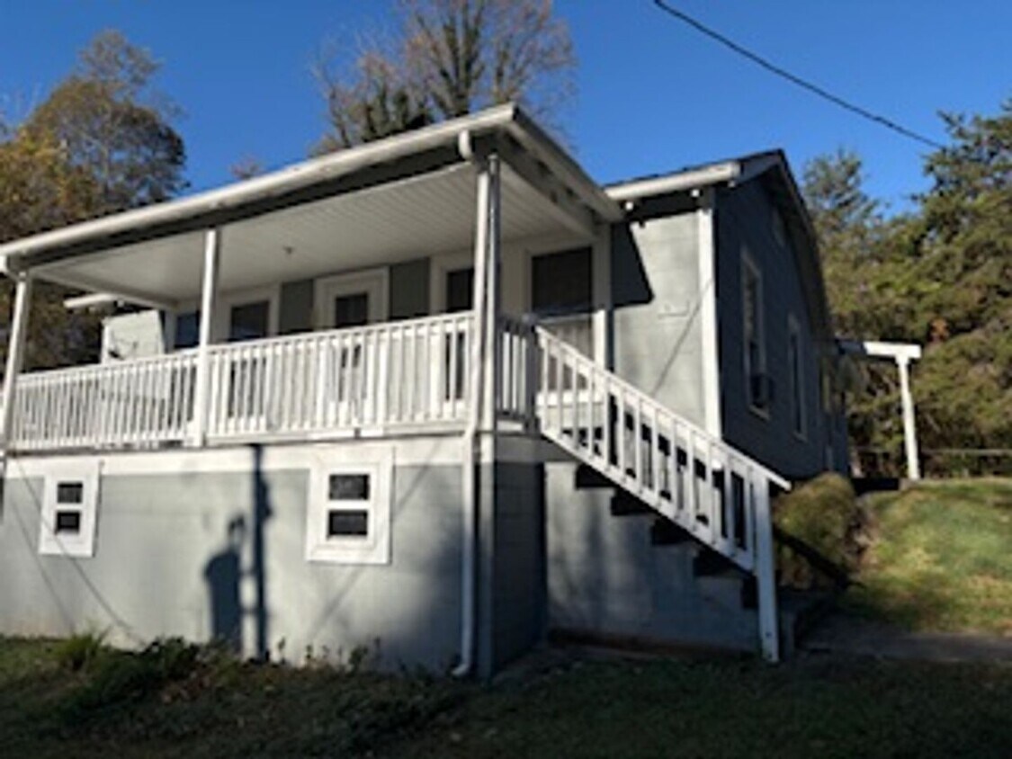 Foto principal - Charming 3-Bedroom Home with Spacious Yard...