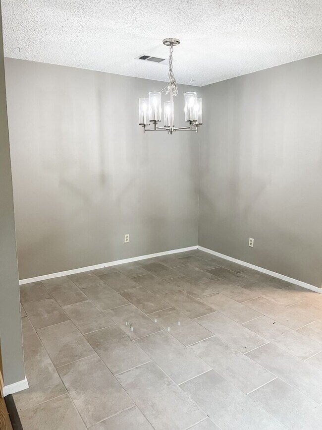 Foto del edificio - Pet Friendly 3/2 on Shady Fenced Lot w/ Fi...