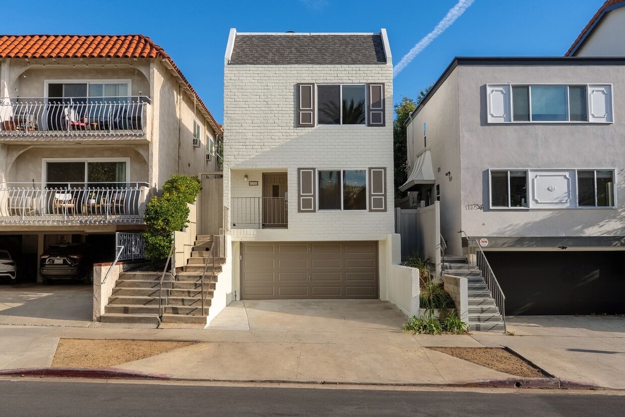 Foto principal - Gorgeous 3+3 Private Single Family Townhou...