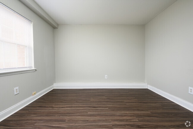2BR, 1BA - 900SF - The Bradford Apartment Homes