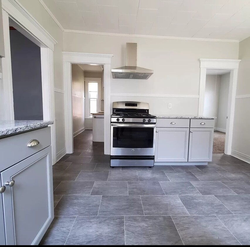 Large kitchen with granite & stainless - 57 Cartier St