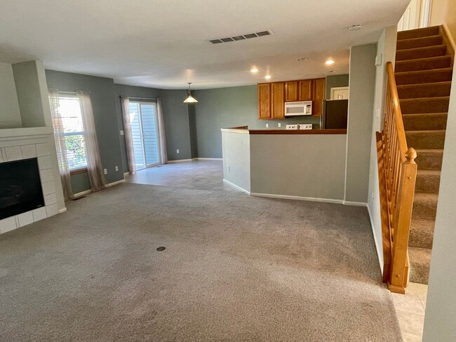 Building Photo - Cozy 3 Bed 2.5 Bath Townhome in Northwest ...