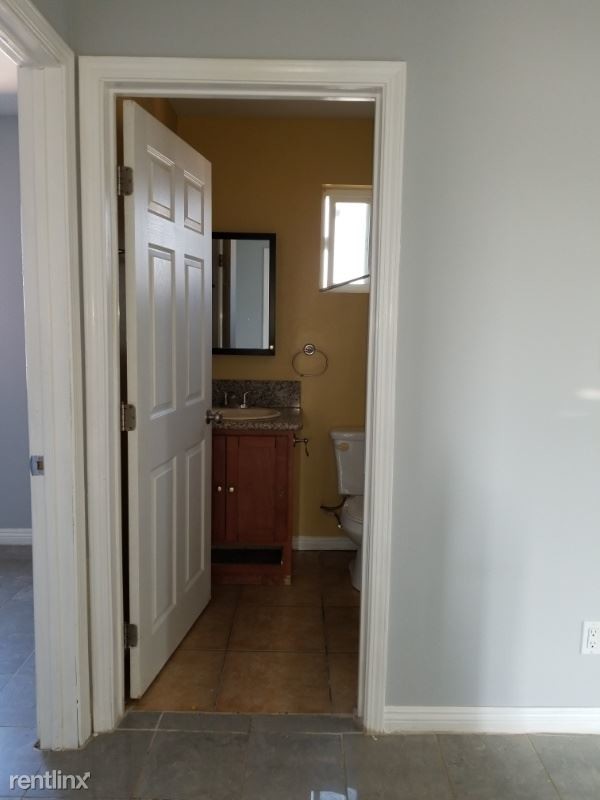 Building Photo - 4 br, 2 bath Apartment - 841 W 76th St