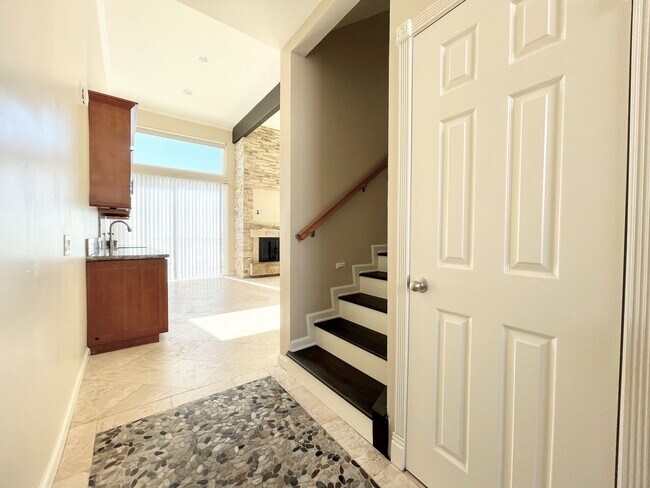 Building Photo - Spectacular tri-level townhome on the SAND!!