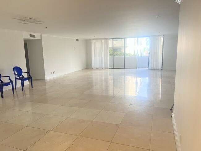 Sala de estar muy espaciosa - 10660 Wilshire Blvd