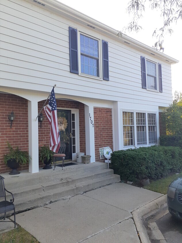 Primary Photo - 1707 Colonial Ln