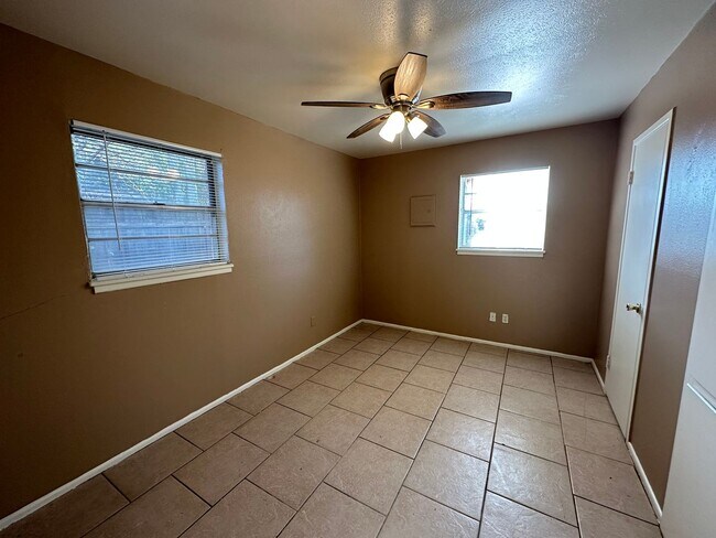 Building Photo - 5413 Temple Ave
