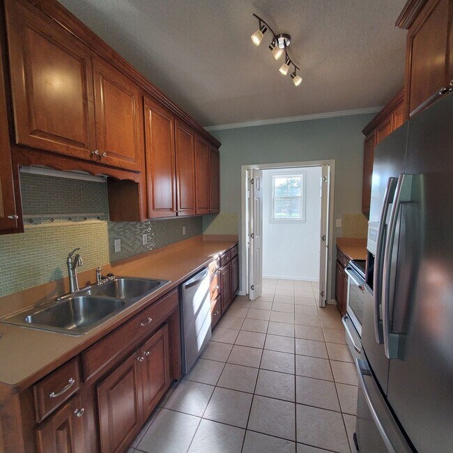 Foto del edificio - Charming 3-Bedroom Home with Spacious Yard...