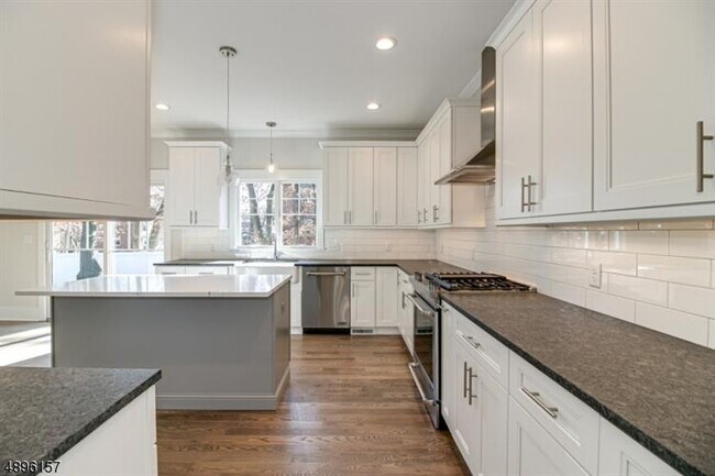 Foto del edificio - 357 Brightwood Ave