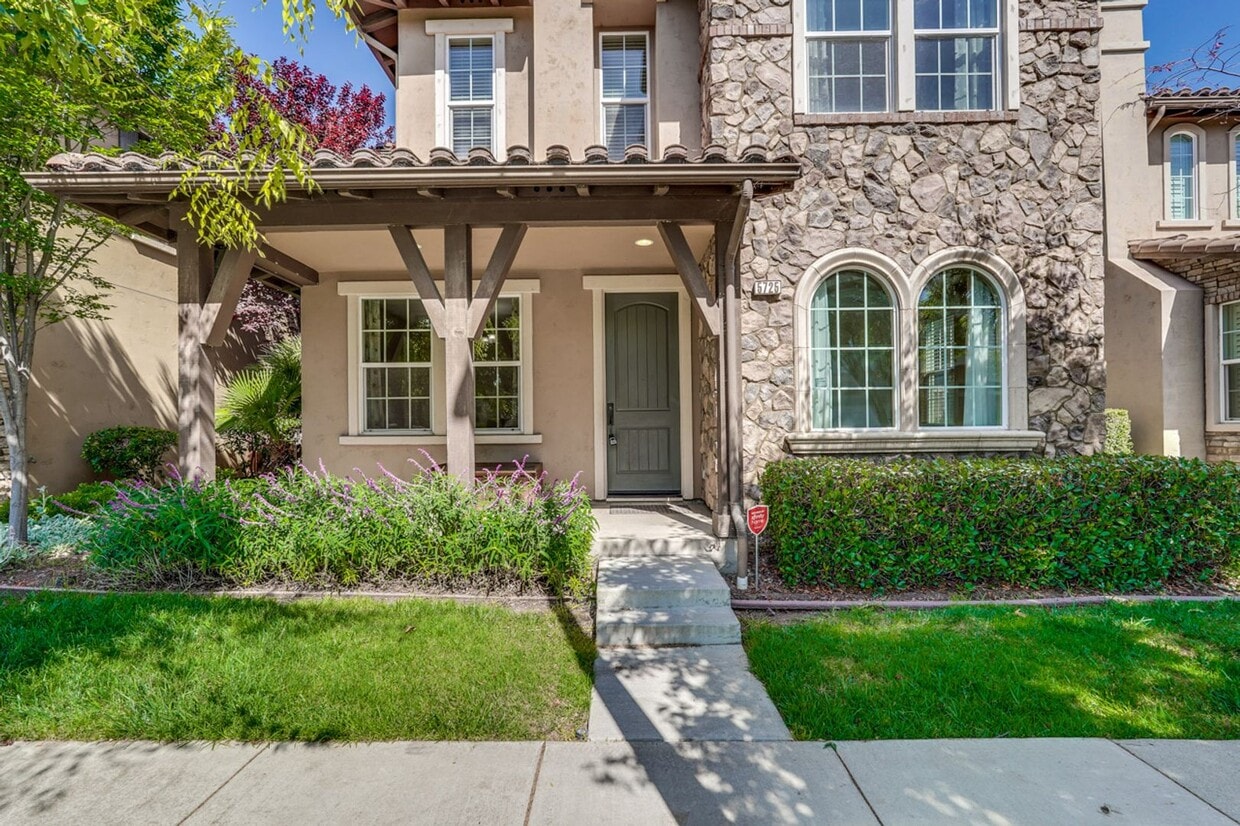 Primary Photo - Beautiful 4 Bed 3 Bath Ardenwood Home!