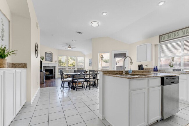 Foto del edificio - 1438 Royal Oaks Dr