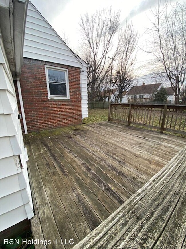 Building Photo - 3 br, 1 bath House - 380 E 264 Th St