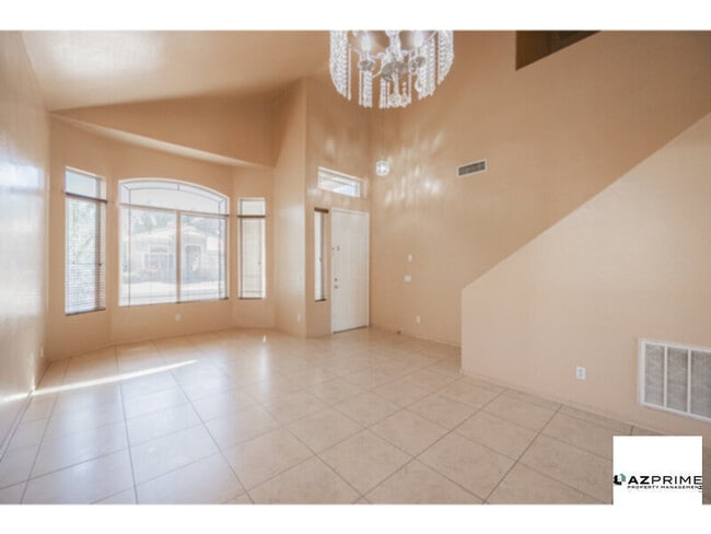 Foto del edificio - Welcome To This Beautifully Maintained 4/2.5 Home In One Of Chandlers Most Sought-After Neighborh