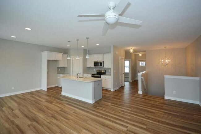 Building Photo - 5447 Rowling Dr