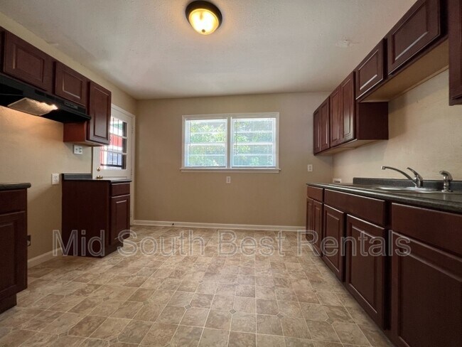 Building Photo - 3576 Hallbrook St