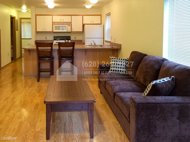 Building Photo - 2 br, 1 bath Triplex - 1895 Ferry Alley -