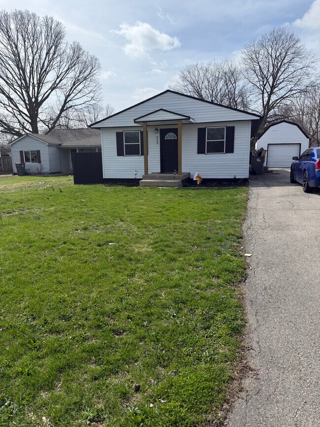 Building Photo - 320 S Roena St