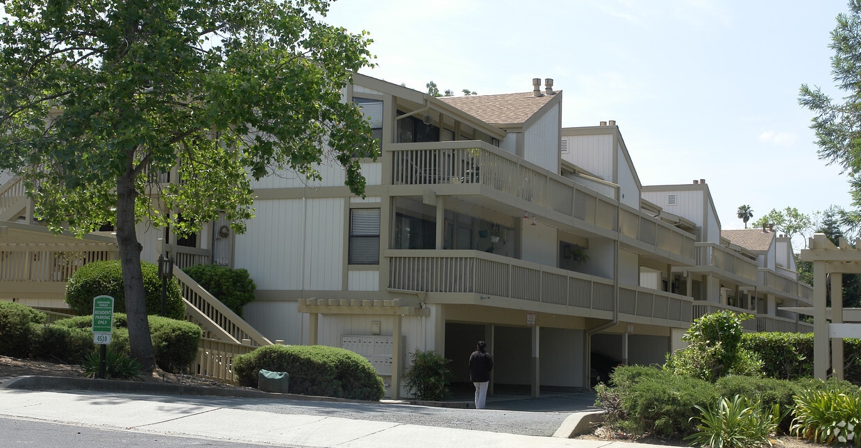 Creekwood Terrace Apartments in Concord, CA