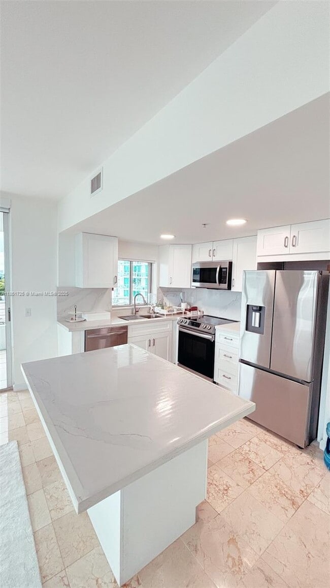 Building Photo - 1402 Brickell Bay Dr