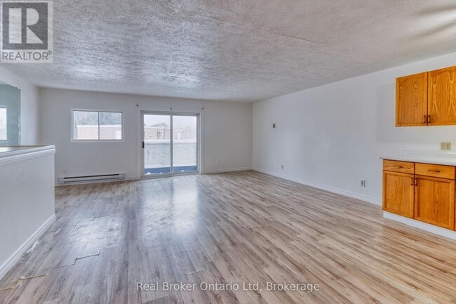 Building Photo - 675 6th St E