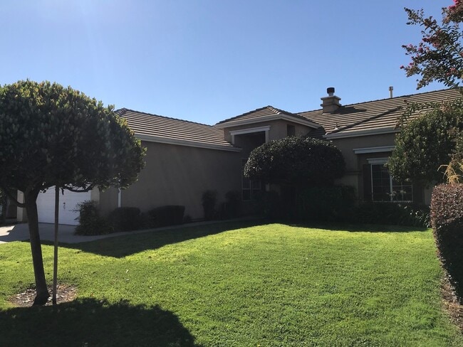 Building Photo - Single story located in a Gated Community!