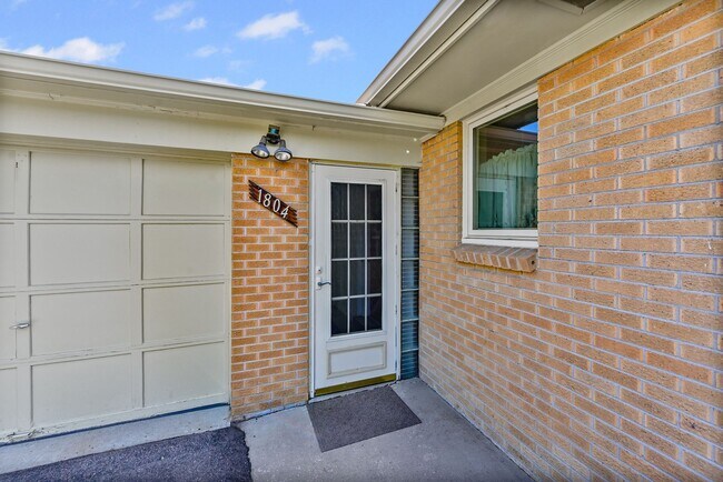 Foto del edificio - 1804 Simms St