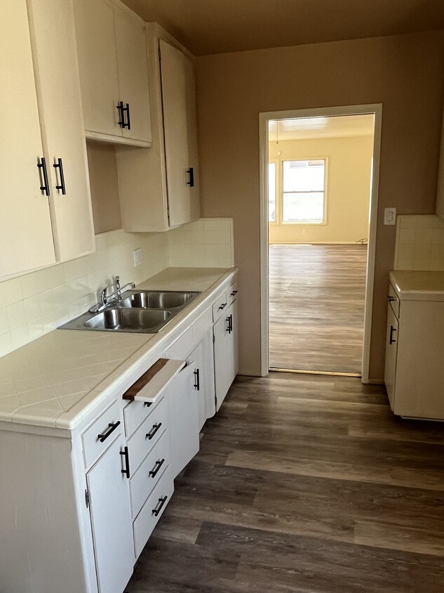 KITCHEN - 125 N Cedar Ave