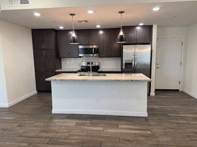 Foto principal - 155 N Lakeview Blvd