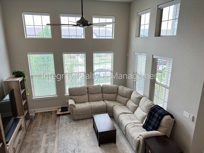 Building Photo - 3 Bed/2.5 Bath, 2,171 Sqft - 2612 Moline S...