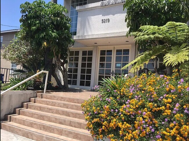Puerta de entrada del edificio - 5219 Newcastle Ave