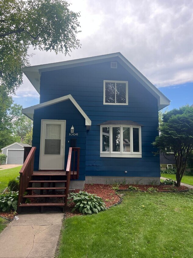 Foto principal - Recently Updated Single Family Home Available